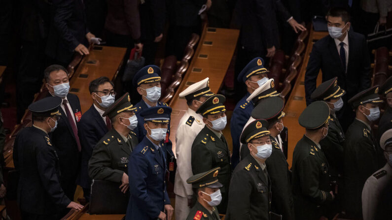 Delegados militares chinos abandonan la sesión de clausura del XX Congreso Nacional del Partido Comunista de China, en el Gran Salón del Pueblo, el 22 de octubre de 2022, en Beijing. (Kevin Frayer/Getty Images)