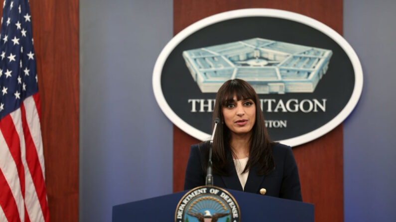 La portavoz adjunta del Pentágono, Sabrina Singh, ofrece una rueda de prensa en el Pentágono, en Arlington, Virginia, el 26 de enero de 2023. (Kevin Dietsch/Getty Images)