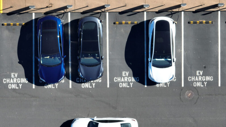 En una vista aérea, coches Tesla se recargan en una estación de carga Tesla el 15 de febrero de 2023 en Corte Madera, California.(Justin Sullivan/Getty Images)