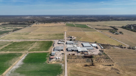 Senado de Texas aprueba ley que prohíbe a las naciones hostiles comprar tierras agrícolas