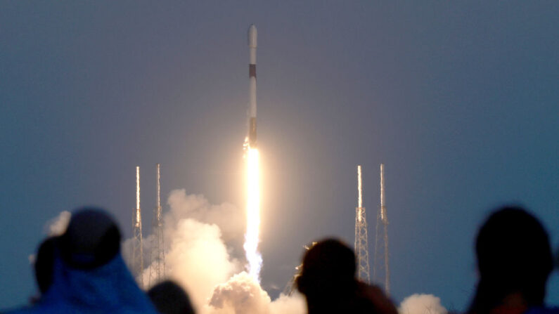 Un grupo de personas observa el despegue de un cohete Falcon 9 de SpaceX desde la plataforma de lanzamiento 40 de la Estación Espacial de Cabo Cañaveral el 27 de febrero de 2023 en Cabo Cañaveral, Florida. (Joe Raedle/Getty Images)