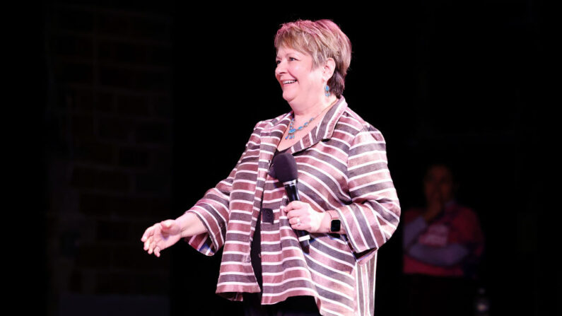 La jueza Janet Protasiewicz en el escenario durante la grabación en directo de "Pod Save America", presentado por WisDems en el Teatro Barrymore de Madison, Wisconsin, el 18 de marzo de 2023. (Jeff Schear/Getty Images para WisDems)