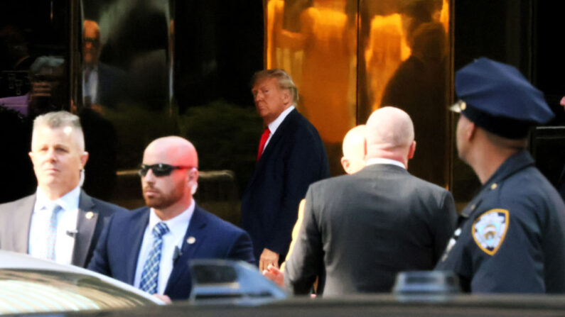 El expresidente Donald Trump llega a la Torre Trump, en la ciudad de Nueva York, el 3 de abril de 2023. (Michael M. Santiago/Getty Images)