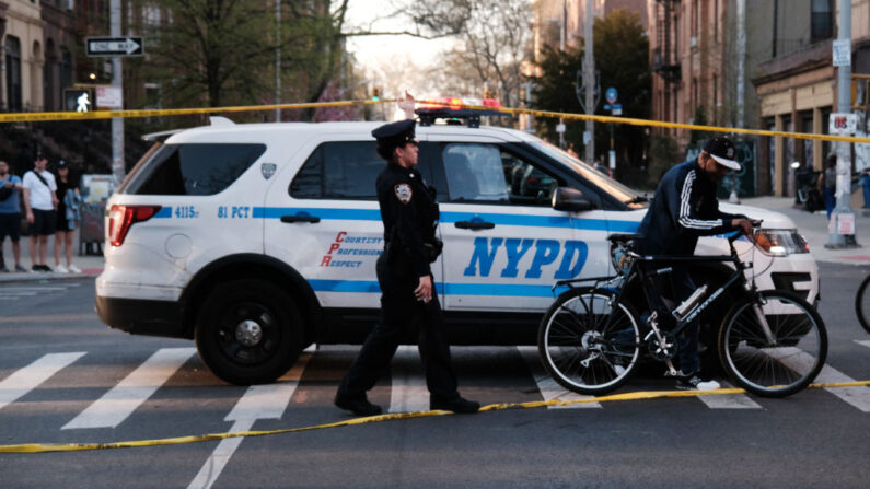 Policías de Nueva York se ven el 13 de abril de 2023 en el barrio de Bedford-Stuyvesant del distrito de Brooklyn de Nueva York. (Spencer Platt/Getty Images)