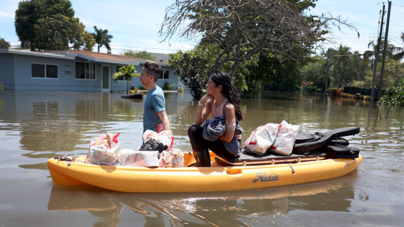 Maggie Hernandez monta en un kayak mientras rescata lo que puede de su casa inundada el 14 de abril de 2023 en Fort Lauderdale, Florida. (Joe Raedle/Getty Images)