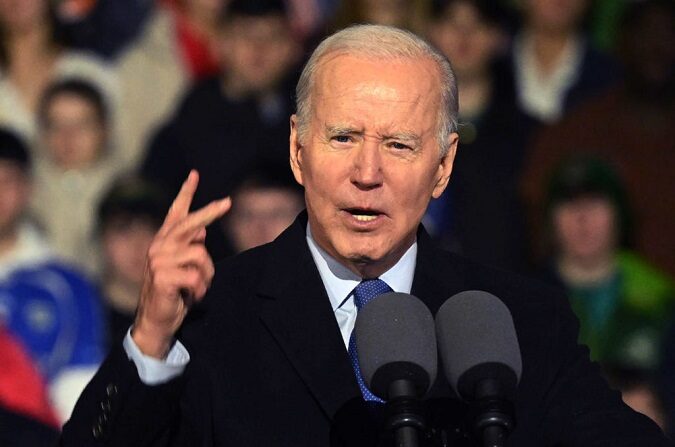  El presidente estadounidense Joe Biden habla a la multitud durante un acto de celebración en la catedral de San Muredach el 14 de abril de 2023 en Ballina, Irlanda. (Leon Neal/Getty Images)