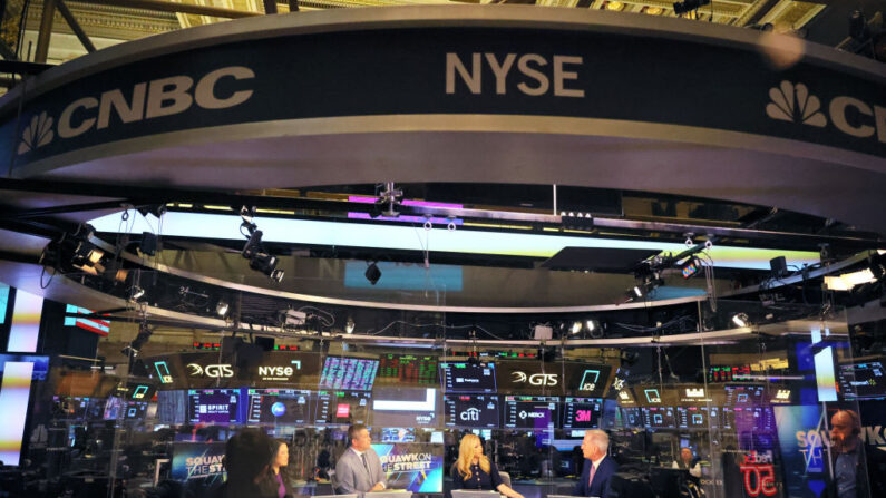 Entrevista en un programa de la CNBC en la Bolsa de Nueva York (NYSE) el 17 de abril de 2023 en la ciudad de Nueva York. (Michael M. Santiago/Getty Images)