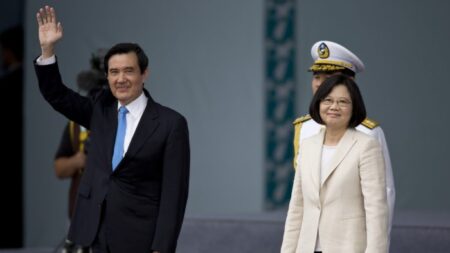 La presidente de Taiwán visita EE.UU., mientras que el expresidente taiwanés hace un viaje a China