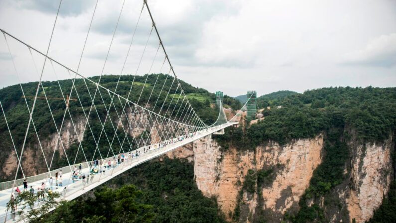 El puente con fondo de cristal más alto y largo del mundo se ve por encima de un valle en Zhangjiajie, en la provincia china de Hunan, el 20 de agosto de 2016. (Fred Dufour/AFP vía Getty Images)