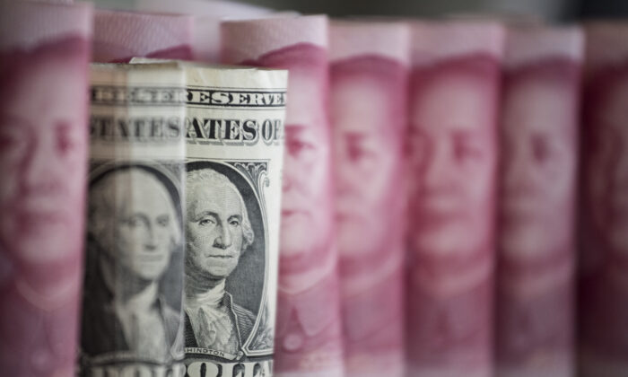 Billetes chinos de 100 yuanes y billetes de un dólar estadounidense en Beijing, el 6 de enero de 2017. (Fred Dufour/AFP vía Getty Images)