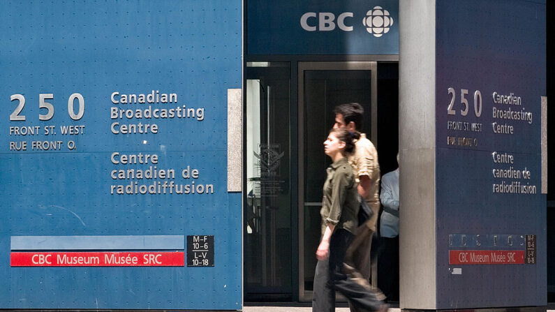 Peatones caminan el 07 de junio de 2006 frente al edificio de la Canadian Broadcasting Corporation (CBC) en el centro de Toronto. (Geoff Robins/AFP via Getty Images)