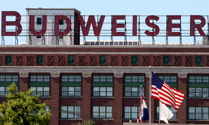 Las banderas ondean frente a la planta de empaque de Anheuser-Busch Cos. en St. Louis, Missouri, el 14 de julio de 2008. (Whitney Curtis/Getty Images)
