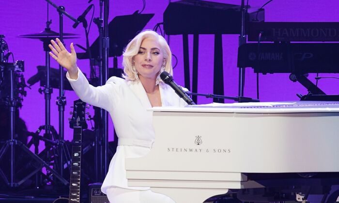 Lady Gaga se presenta en el escenario durante el "Deep from the Heart: The One America Appeal Concert" en el campus de la Universidad Texas A&M, en College Station, Texas, el 21 de octubre de 2017. (Rick Kern/Getty Images)
