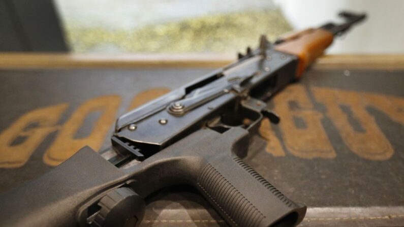 Un acelerador de disparos se instala en un AK-47 en Good Guys Gun and Range el 21 de febrero de 2018 en Orem, Utah. (George Frey/Getty Images)
