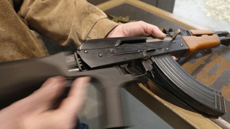 Se instala un bump stock en un AK-47 y se demuestra su movimiento en Good Guys Gun and Range en Orem, Utah, el 21 de febrero de 2018. (George Frey/Getty Images)
