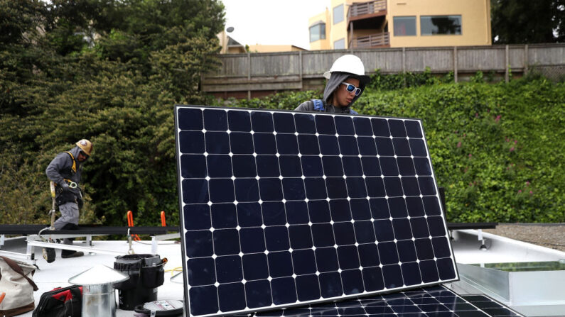Los instaladores solares de Luminalt colocan paneles solares en el techo de una casa el 9 de mayo de 2018 en San Francisco, California. (Justin Sullivan/Getty Images)