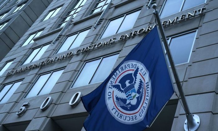 Una vista exterior de la sede de la agencia de Inmigración y Aduanas de Estados Unidos (ICE), el 6 de julio de 2018 en Washington. (Alex Wong/Getty Images)