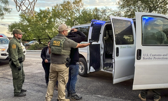 Los agentes de la Patrulla Fronteriza detienen a varios inmigrantes ilegales que estaban siendo tráficados desde la frontera entre Estados Unidos y México a San Antonio, en Brackettville, Texas, el 26 de agosto de 2022. (Charlotte Cuthbertson/The Epoch Times)