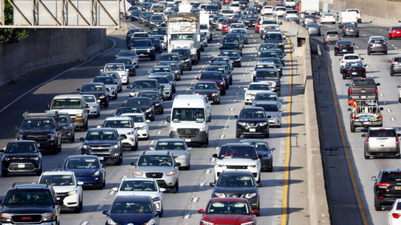 El tráfico pesado se mueve a lo largo de la autopista 101 en Los Ángeles, California, el 23 de noviembre de 2022. (Mario Tama/Getty Images)