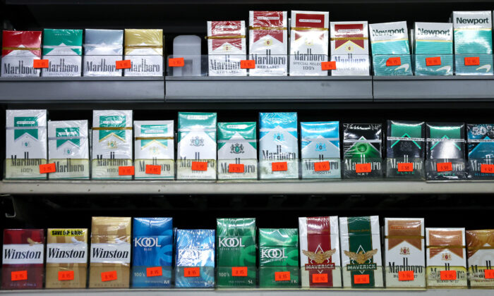Paquetes de cigarrillos mentolados y no mentolados a la venta en un estante de Los Ángeles el 28 de abril de 2022. (Mario Tama/Getty Images)