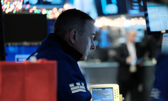 Operadores trabajan en el recinto de la Bolsa de Nueva York (NYSE) el 15 de diciembre de 2022. (Spencer Platt/Getty Images)