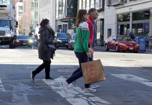 Un peatón lleva una bolsa de compras mientras camina por Union Square, en San Francisco, California, el 16 de noviembre de 2022. (Justin Sullivan/Getty Images)
