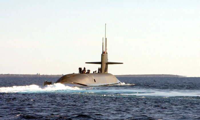 Un submarino de propulsión nuclear clase Ohio, el USS Florida, navega frente a las costas de las Bahamas,  el 22 de enero de 2003. Australia, como parte del acuerdo AUKUS, obtendrá la tecnología para los submarinos de propulsión nuclear. (David Nagle/Marina de EE.UU./Getty Images)
