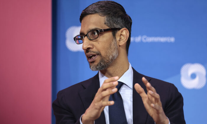 El CEO de Google, Sundar Pichai, habla en un panel en la Cumbre de CEO de las Américas organizada por la Cámara de Comercio de EE. UU. en Los Ángeles, el 9 de junio de 2022. (Anna Moneymaker/Getty Images)