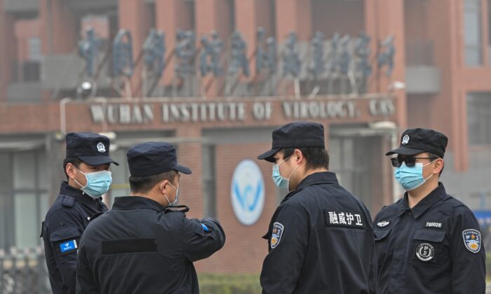 El personal de seguridad afuera del Instituto de Virología de Wuhan, en Wuhan, en la provincia central china de Hubei, el 3 de febrero de 2021. (Hector Retamal/AFP vía Getty Images)