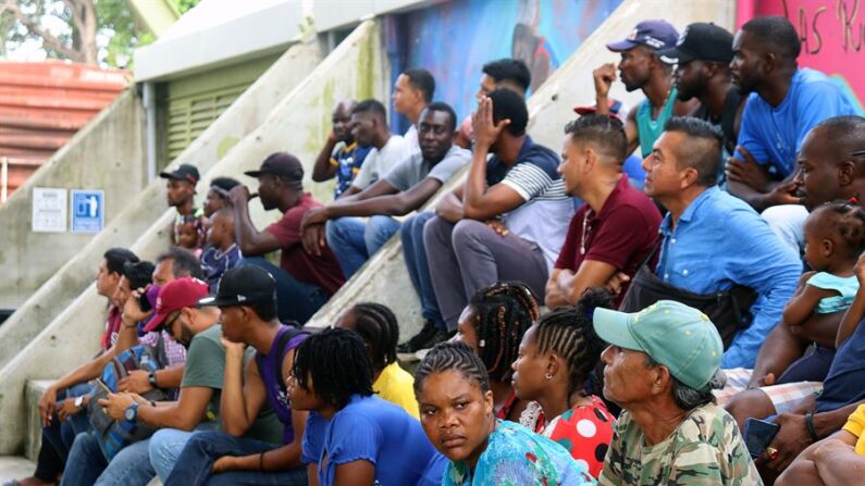 Migrantes centroamericanos esperan para realizar trámites legales en la ciudad de Tapachula, estado de Chiapas (México). Fotografía de archivo. EFE/Juan Manuel Blanco