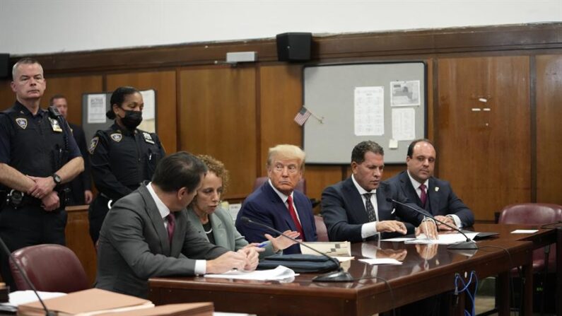 El expresidente estadounidense Donald J. Trump (C) se sienta en la sala para su comparecencia en el Tribunal Penal de Nueva York en Nueva York, Nueva York, Estados Unidos, 04 de abril 2023. (EFE/EPA/Steven Hirsch / POOL)