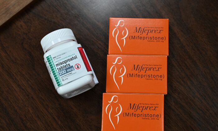 La mifepristona (Mifeprex) y el misoprostol, los dos medicamentos utilizados en un aborto químico, se ven en la Clínica Reproductiva de la Mujer, en Santa Teresa, NM, el 17 de junio de 2022. (Robyn Beck/AFP/Getty Images)
