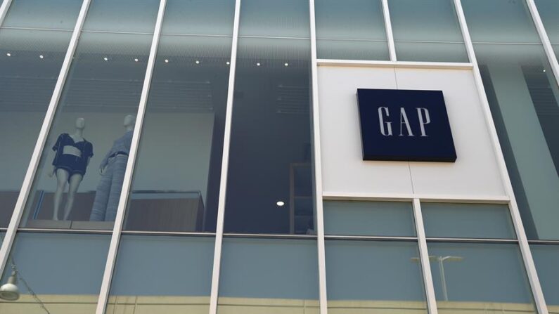 La cadena estadounidense de ropa Gap anunció este jueves que va a eliminar unos 1800 empleos en sus oficinas corporativas dentro de un plan para reducir costes y simplificar su estructura. EFE/EPA/John G. Mabanglo 