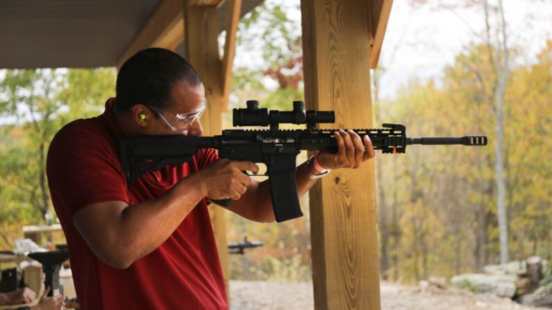 Un hombre dispara un rifle estilo AR-15 en un campo de tiro durante el "Rod of Iron Freedom Festival" en Greeley, Pensilvania, el 12 de octubre de 2019. (Spencer Platt/Getty Images)