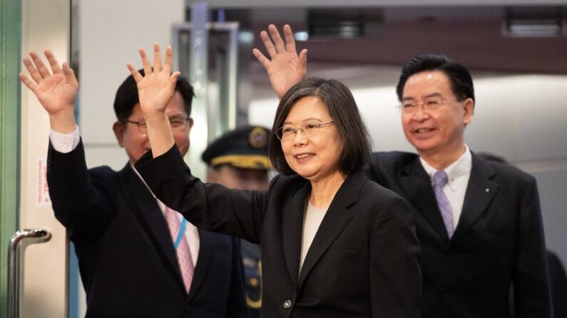 La presidenta de Taiwán, Tsai Ing-wen, saluda durante su partida hacia Centroamérica, en el interior del Aeropuerto Internacional de Taoyuan, en Taoyuan, Taiwán, el 29 de marzo de 2023. (EFE/EPA/RITCHIE B. TONGO)