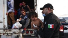Hallan a 209 migrantes en un tráiler abandonado en el sureste de México