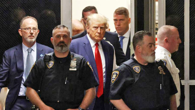 El expresidente estadounidense Donald J. Trump camina hacia la sala del tribunal dentro de la Corte Criminal de Nueva York en Nueva York, Nueva York, Estados Unidos, 04 de abril de 2023. (EFE/EPA/Justin Lane)