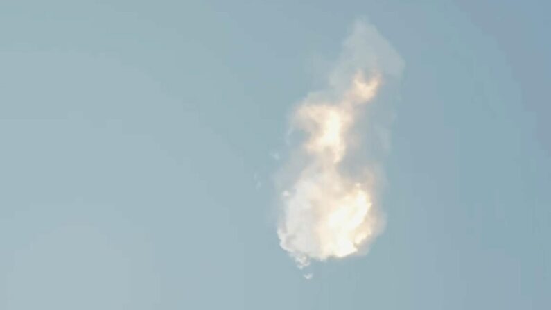 Fotograma cedido por SpaceX de la transmisión del lanzamiento del cohete Starship, en la que se le ve explotar momentos después de despegar desde Boca Chica, Texas,este 20 de abril de 2023. (EFE/SpaceX)