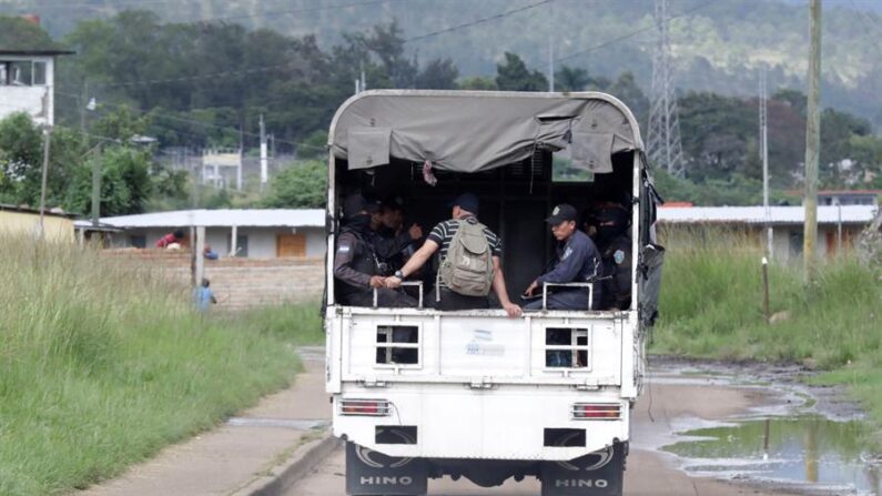 Fotografía de archivo en la que se registró a un grupo de policías penitenciarios al ser trasladados en un camión hacia la Penitenciaria Nacional Marco Aurelio Soto, en Tamara (Honduras). EFE/Gustavo Amador