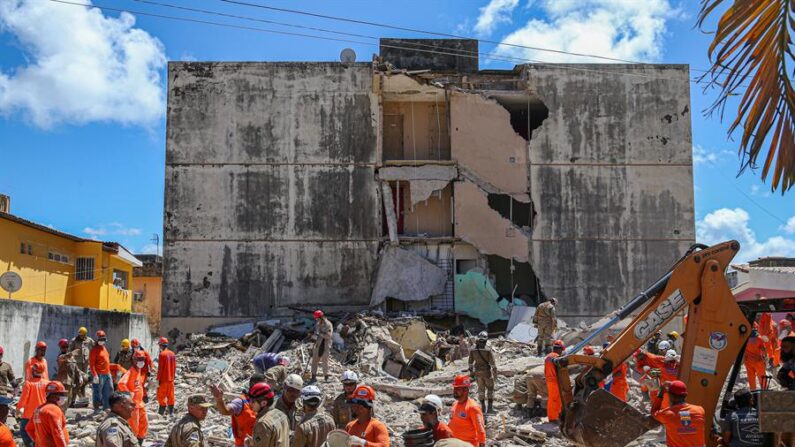 Bomberos trabajan en labores de rescate en el área donde un edificio se desplomó, en Olinda (Brasil). EFE/Carlos Ezequiel Vannoni
