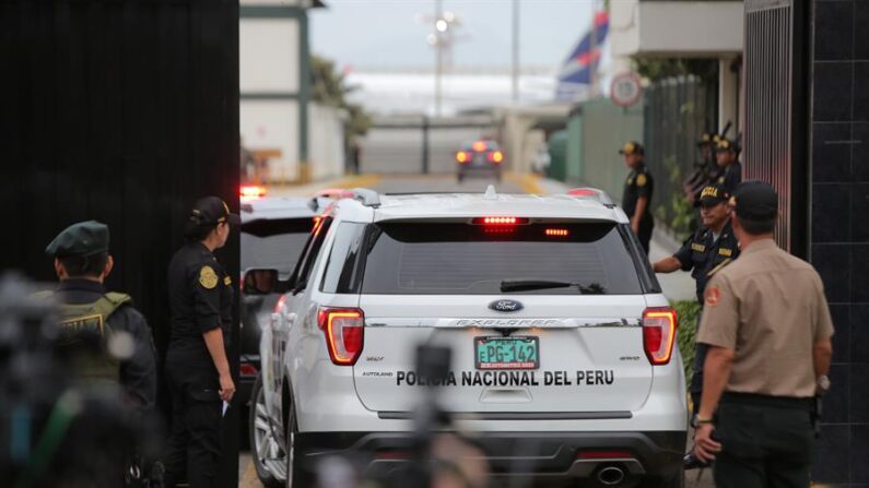 Agentes revisan la llegada de vehículos a la Dirección de Aviación Policial, aledaña al aeropuerto internacional Jorge Chávez en Lima (Perú).EFE/ Luis Angel Gonzales