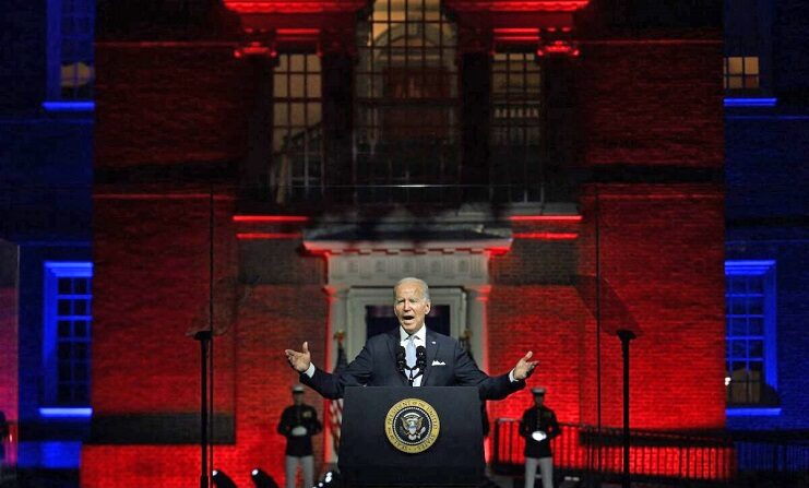 El presidente Joe Biden habla fuera del Parque Histórico Nacional de la Independencia en Filadelfia, Pensilvania, el 1 de septiembre de 2022. (Jim Watson/AFP vía Getty Images)
