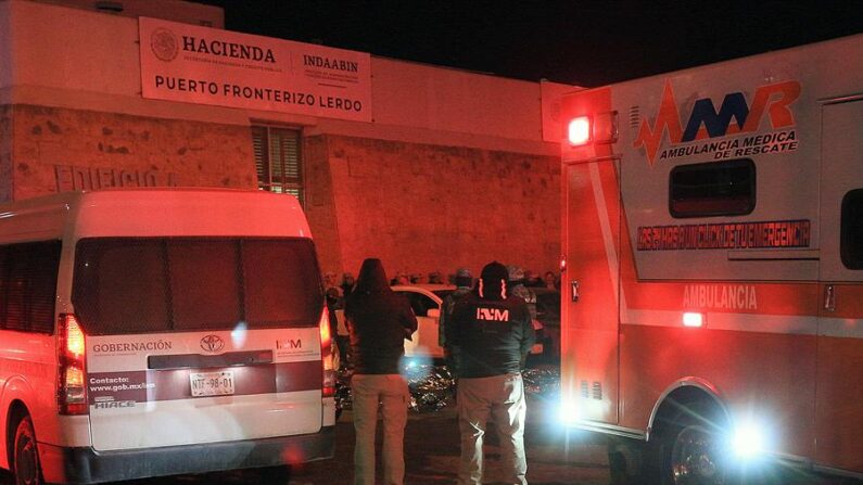Rescatistas son vistos durante el incendio en las instalaciones del Instituto Nacional de Migración (INM) en el que fallecieron 40 migrantes en Ciudad Juárez, Chihuahua (México). Fotografía de archivo. EFE/Luis Torres