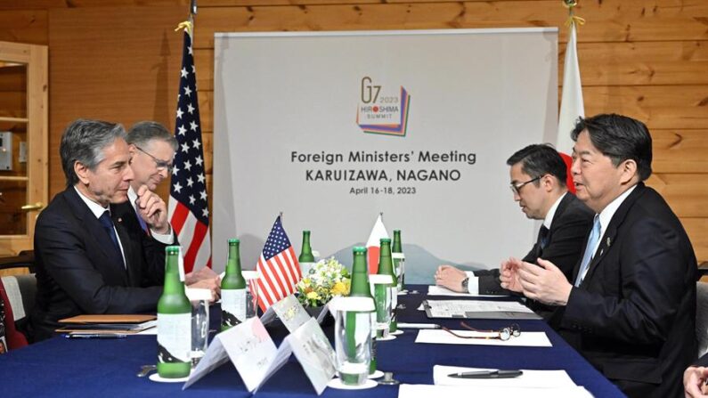 El ministro de Asuntos Exteriores de Japón, Yoshimasa Hayashi (dcha.), habla con el secretario de Estado estadounidense, Antony Blinken, al comienzo de su reunión bilateral al margen de la reunión de ministros de Asuntos Exteriores del G7 en Karuizawa, prefectura de Nagano, Japón, el 17 de abril de 2023. (EFE/EPA/JAPAN OUT)