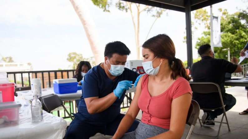 Un estudiante universitario recibe la vacuna contra el COVID-19 en la Universidad Estatal de California-Long Beach en Long Beach, California, el 11 de agosto de 2021. (Patrick T. Fallon/AFP vía Getty Images)