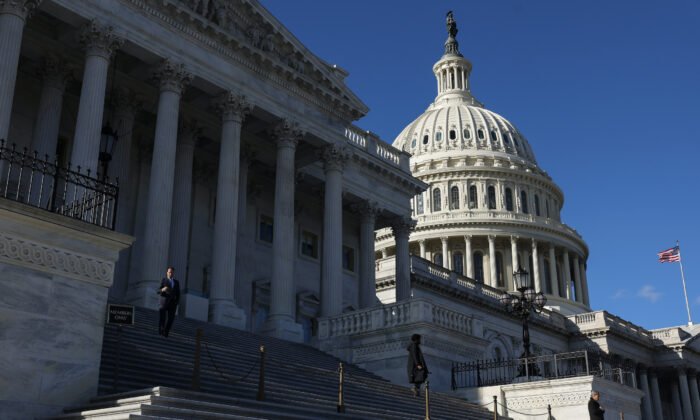 Agentes de la Policía del Capitolio de EE. UU. se encuentran en la base de los escalones de la Cámara de Representantes mientras la Cámara vota un paquete de gastos de USD 1.7 billones, en Washington el 23 de diciembre de 2022. (Anna Moneymaker/Getty Images)