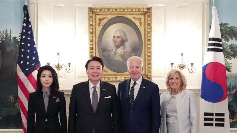 El presidente de Corea del Sur, Yoon Suk-yeol (2 izq), su esposa Kim Keon Hee (izq), el presidente de EE. UU., Joe Biden (2 dcha), y su esposa Jill Biden (dcha) posan para una foto en la Casa Blanca, en Washington. EFE/EPA/YONHAP