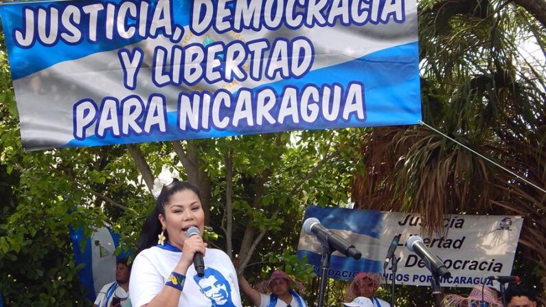 La activista y expresa política nicaragüense Irlanda Jerez habla durante un acto por el quinto aniversario del estallido de las protestas de 2018, celebrado en el Parque Rubén Darío en Miami (EE.UU.). EFE/Leila Kassidi
