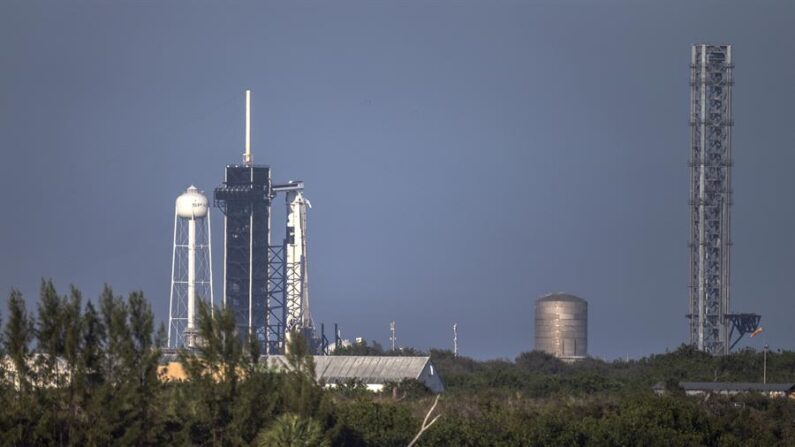 La NASA pudo enviar este lunes a la Estación Espacial Internacional (EEI) una cápsula de carga Dragon de la compañía SpaceX, que despegó desde Florida (EE.UU.) tras dos tentativas previstas para el fin de semana y que debieron aplazarse por malas condiciones meteorológicas. EFE/EPA/Cristobal Herrera-Ulashkevich/Archivo