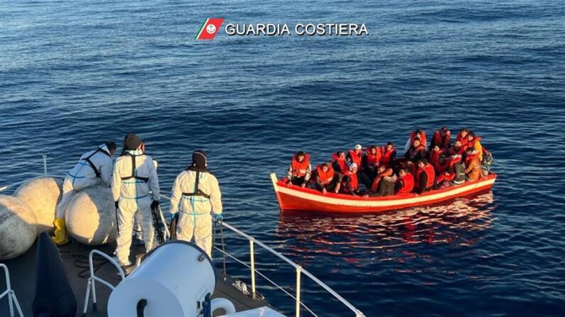 Los guardacostas italianos rescatan una barca de migrantes en el Mediterráneo. EFE/EPA/Italian Coast Guard